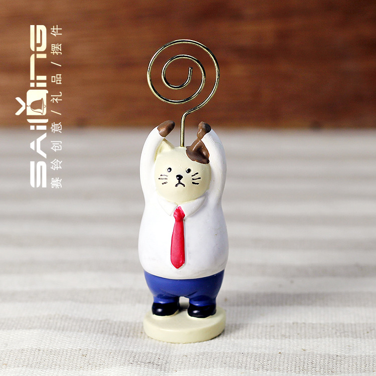 빨간 넥타이 흰 고양이