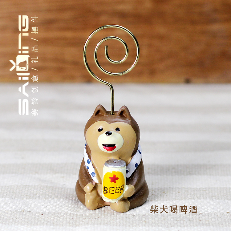 맥주를 마시는 시바견