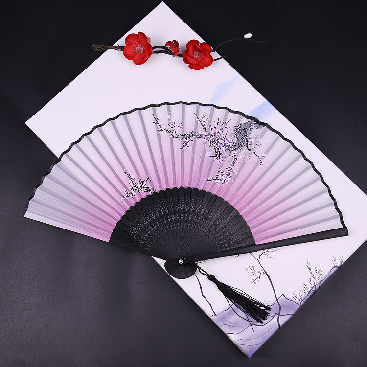 En stock al por mayor de bambú estilo chino estilo antiguo hanfu ventilador plegable sonrisa ventilador Flor del ciruelo regalo ventilador puede ser personalizado