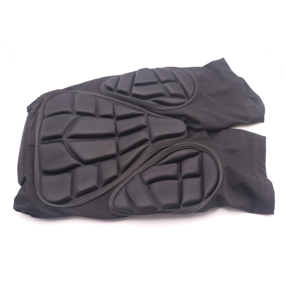 大人用ローラースケートでお尻を保護します。スケートボードでスケートします。