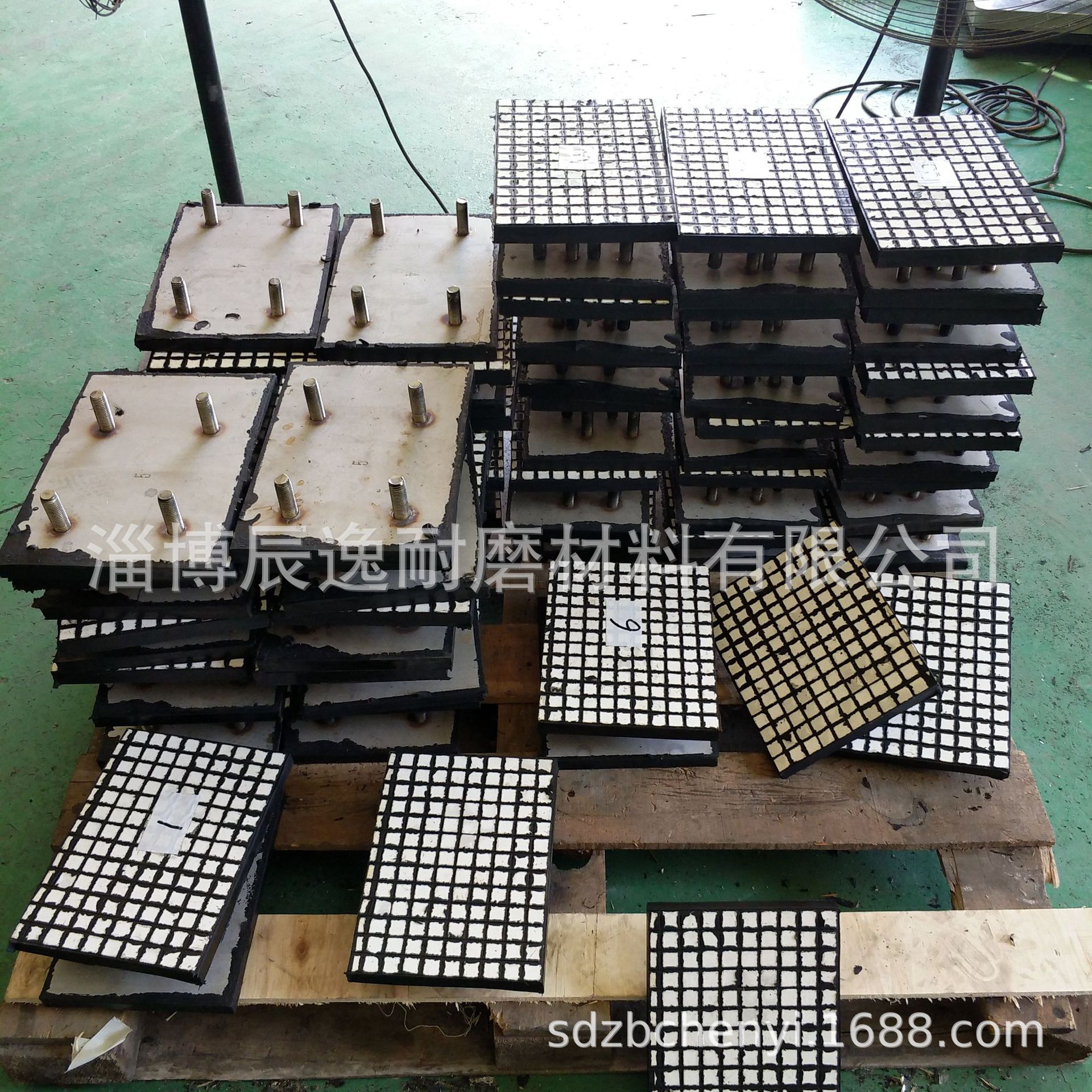 淄博辰逸带钢板陶瓷衬板 氧化铝衬板 抗冲击强 规格齐全 碳纤维杆