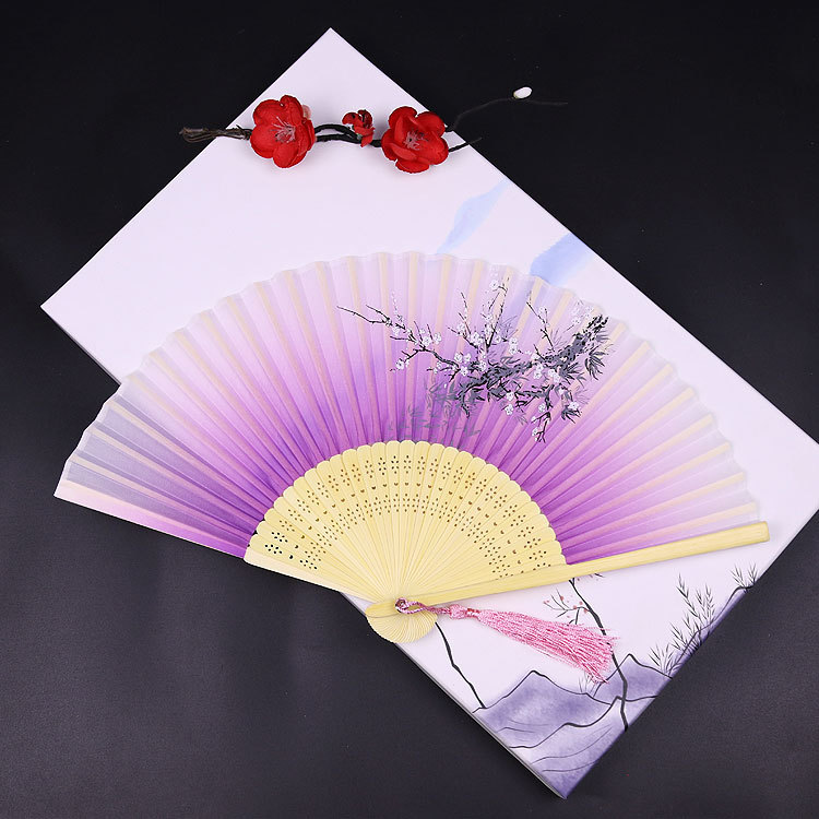 En stock al por mayor de bambú estilo chino estilo antiguo hanfu ventilador plegable sonrisa ventilador Flor del ciruelo regalo ventilador puede ser personalizado