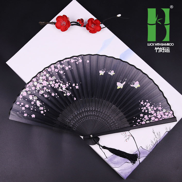 Un gran número de en stock ventilador plegable de estilo antiguo de bambú Hanfu accesorios ventilador de seda se puede utilizar para la impresión de imágenes de regalo artesanal ventilador al por mayor