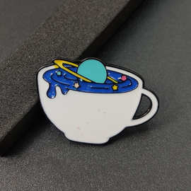 WISH新款 咖啡杯胸针蓝色银河系外太空星球 牛仔夹克滴油胸针饰品