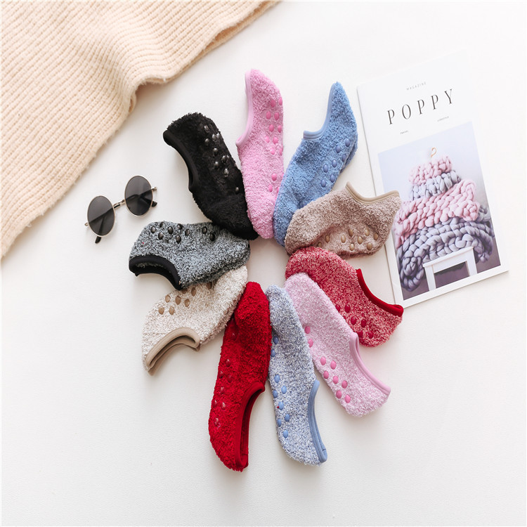 Calcetines de otoño e invierno Calcetines de piso de silicona antideslizantes Calcetines de barco de lana de coral de dispensación Calcetines de yoga