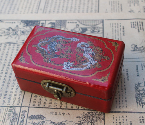 Retro jewelry box, antique storage box, antique wooden box, dragon and phoenix pattern gift packaging box, fitness ball box