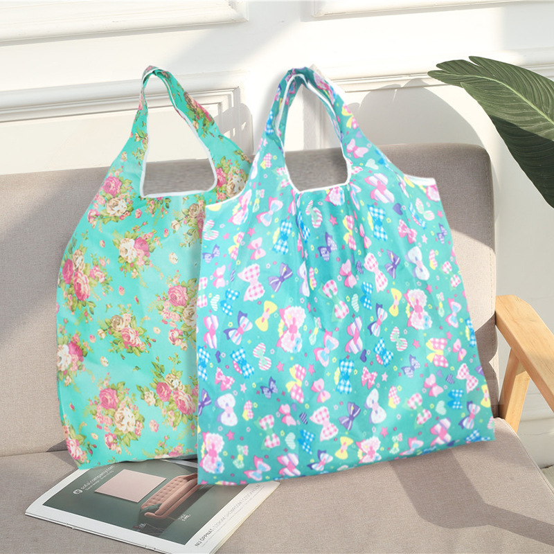 Folding capacious shopping bag