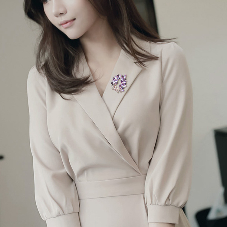 Nuevo cristal Bauhinia bouhinia broche de gama alta temperamento femenino anti-exposición pin diamante incrustado oído de trigo ramillete traje Accesorios