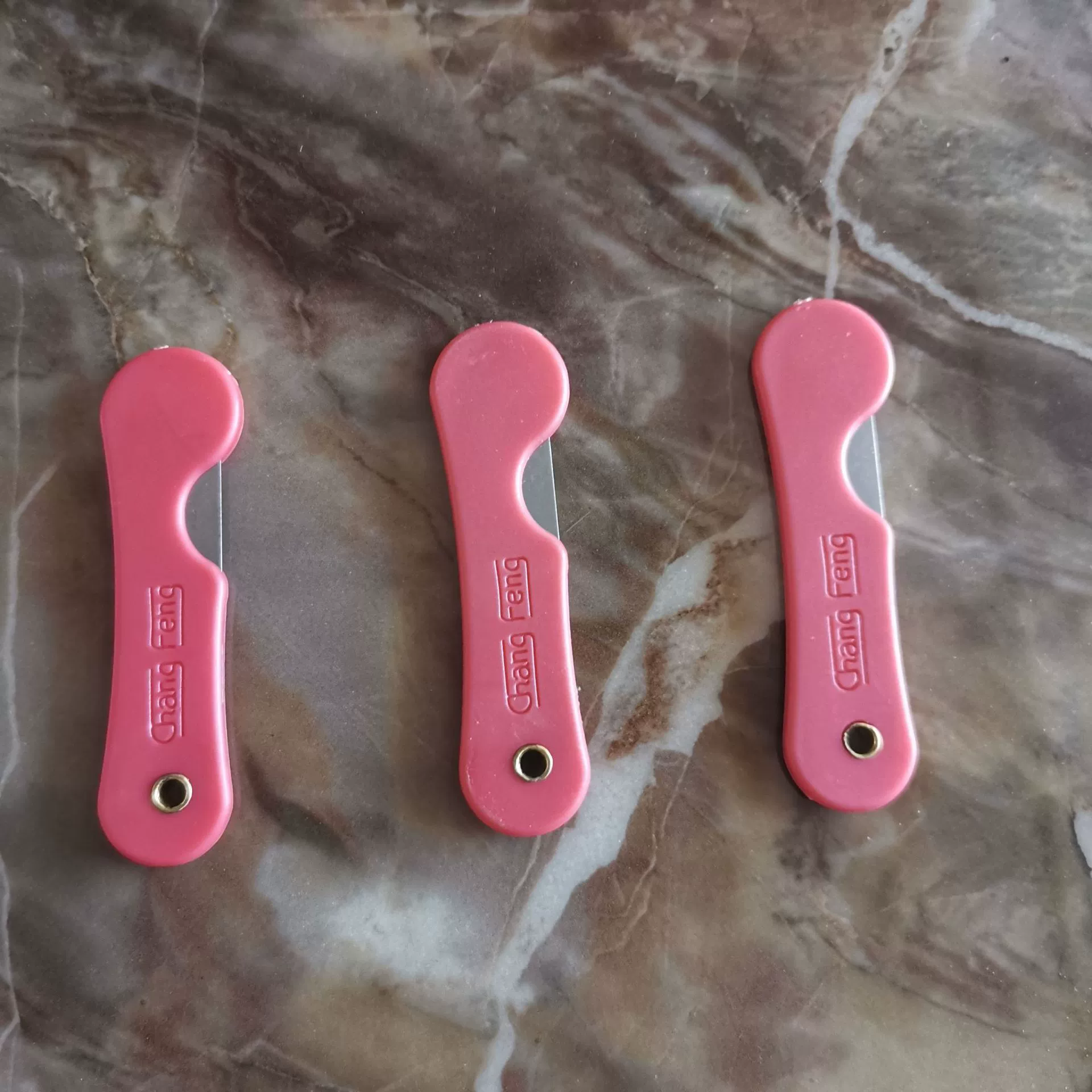 Цветной пластик студент режет карандаш маленький нож