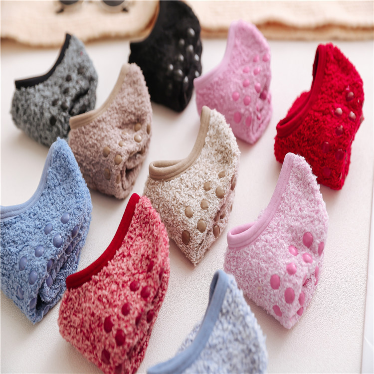 Calcetines de otoño e invierno Calcetines de piso de silicona antideslizantes Calcetines de barco de lana de coral de dispensación Calcetines de yoga