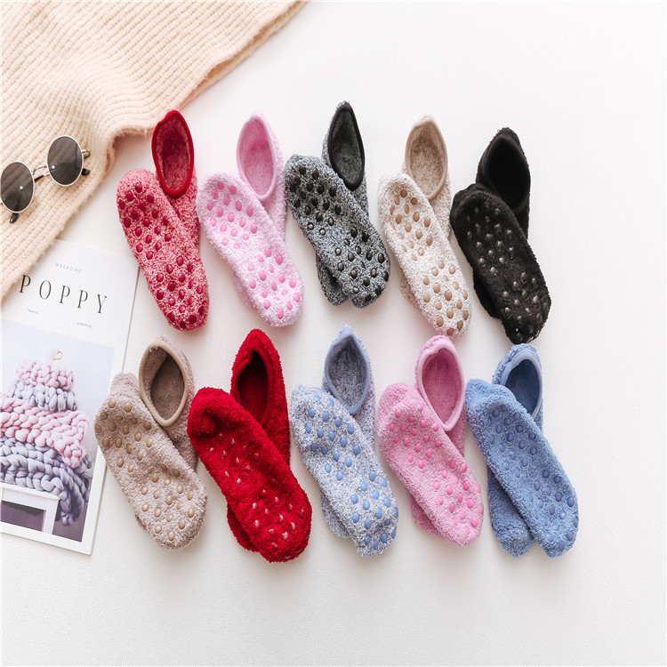 Calcetines de otoño e invierno Calcetines de piso de silicona antideslizantes Calcetines de barco de lana de coral de dispensación Calcetines de yoga