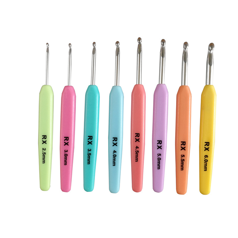 Herramienta de tejer aguja suéter de color mango de plástico gancho de aluminio aguja pluma crochet conjunto de 8 OPP bolsa de embalaje