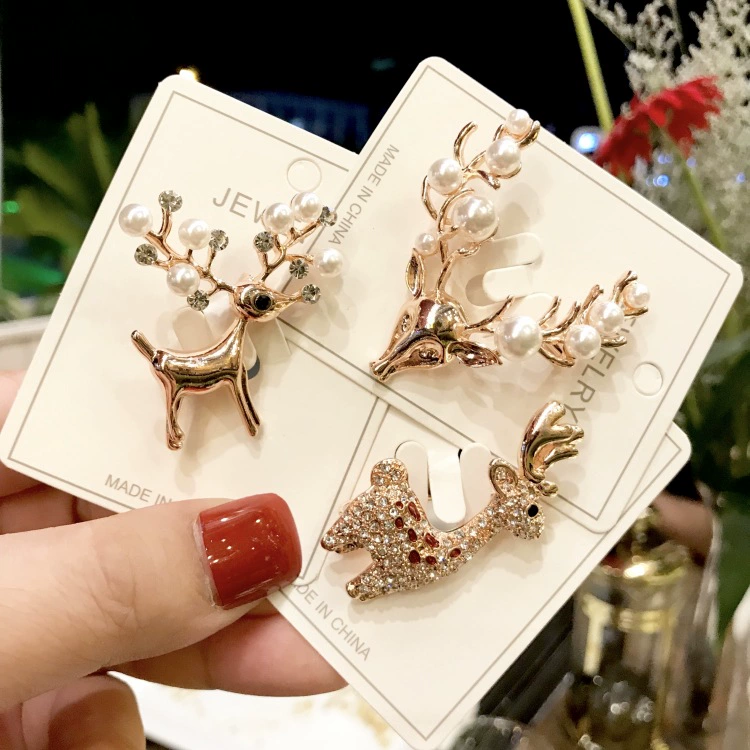 Brooch badge, cute cartoon Christmas design, elderly-friendly accessory, 9.7×6.5 cm