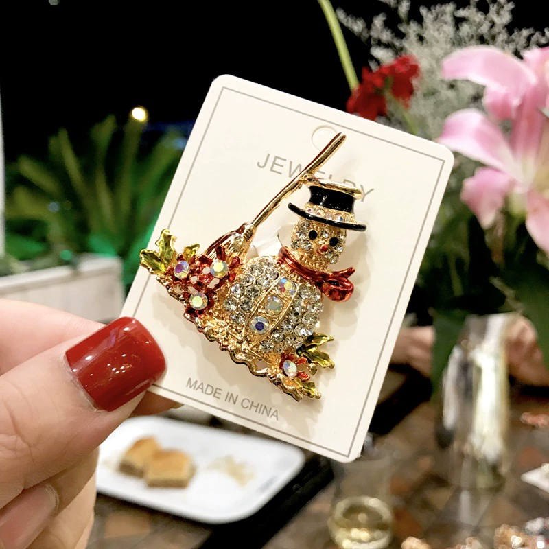 Brooch badge, cute cartoon Christmas design, elderly-friendly accessory, 9.7×6.5 cm