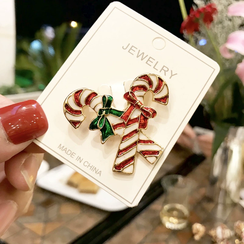 Brooch badge, cute cartoon Christmas design, elderly-friendly accessory, 9.7×6.5 cm