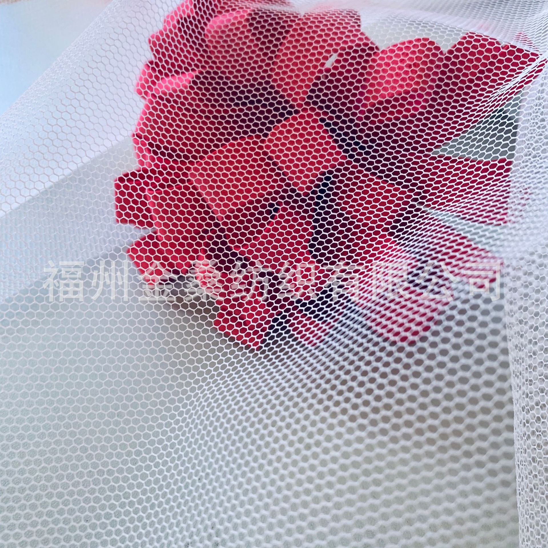 布料厂家供应75D硬网底布舞台装饰箱包蚊帐衣裙婚纱网纱面料网孔