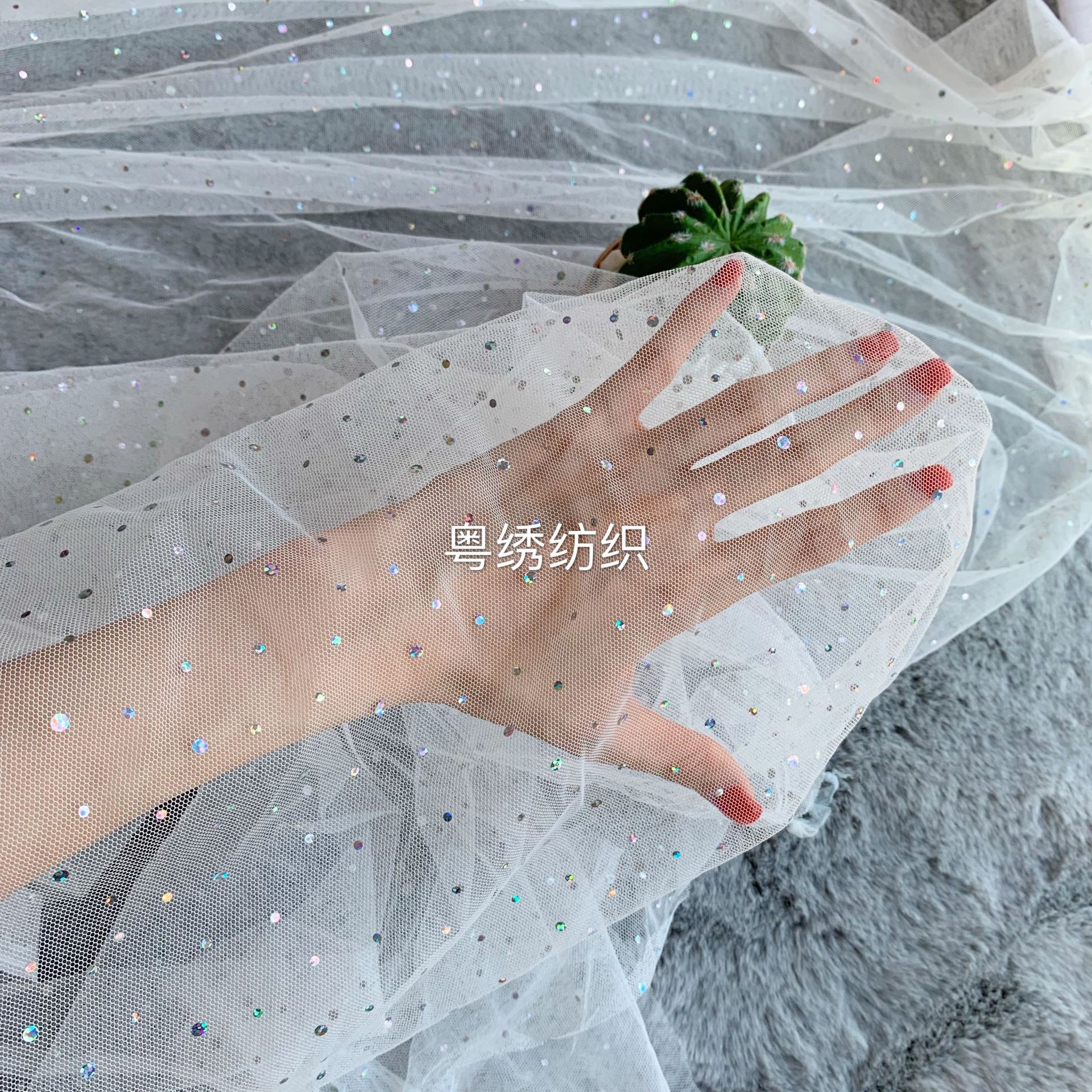 亮片网纱面料冲片大小银镭射七彩圆片经编网眼布纱裙童装网布时装