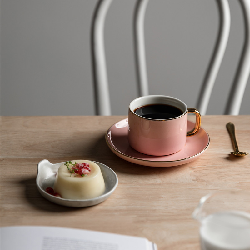 Shanen cerámica taza de café y platillo traje estilo europeo pequeña luz lujo tarde té taza con cuchara simple oro borde agua taza