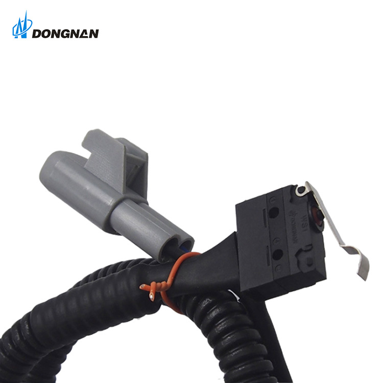 厂家直供防水微动开关 门控汽车带线微动防水开关 交货期快速