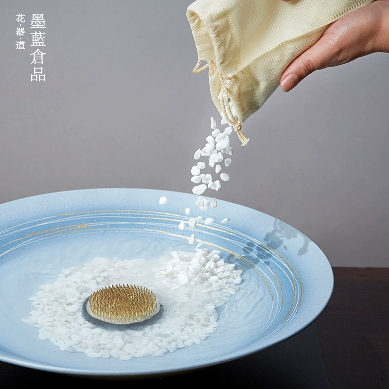 Цветочная композиция Мат Белый маленький каменный бассейн Квадратный небольшой оригинальный коврик для потока Цзяньшань каменное украшение пейзаж Белый нефрит частицы