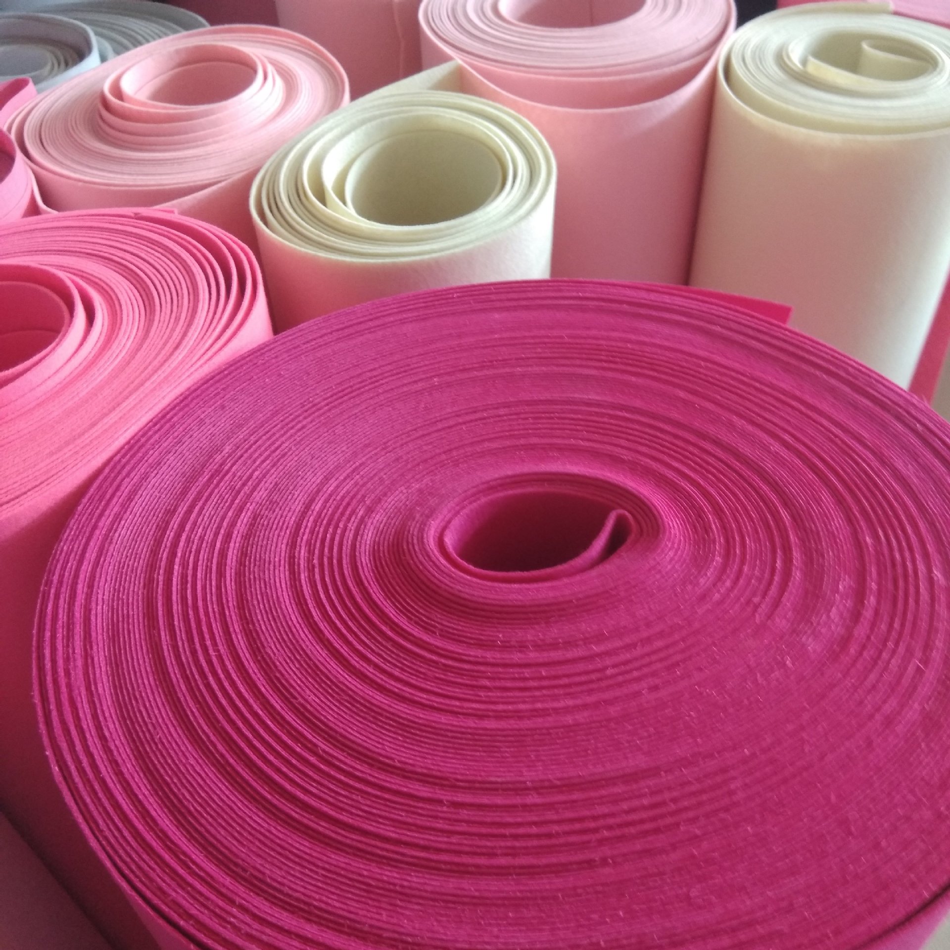 各种彩色背胶毛毡装修装饰化纤毛毡幼儿园手工DIY针刺不织布