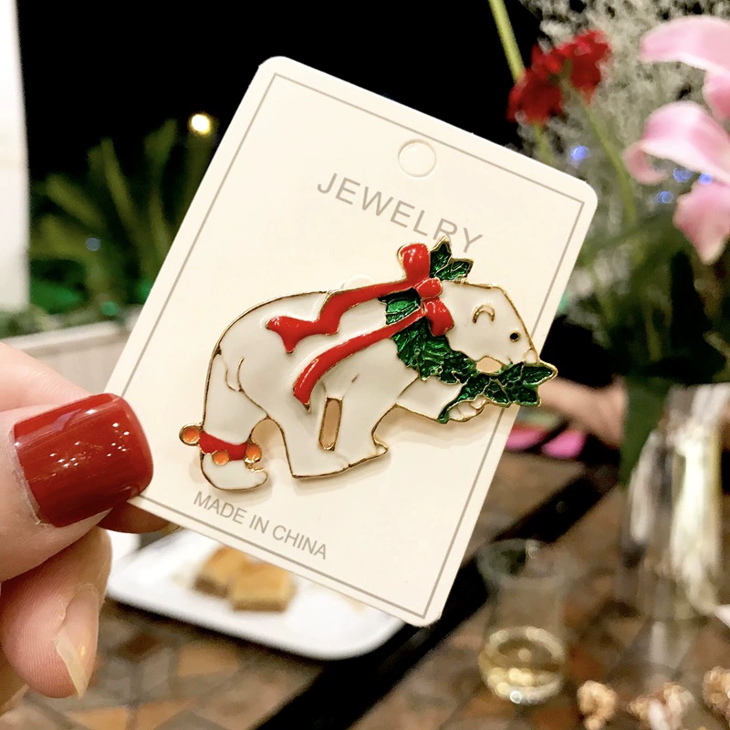 Brooch badge, cute cartoon Christmas design, elderly-friendly accessory, 9.7×6.5 cm