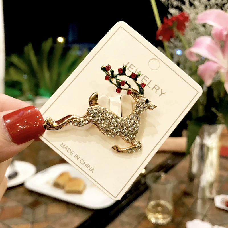 Brooch badge, cute cartoon Christmas design, elderly-friendly accessory, 9.7×6.5 cm