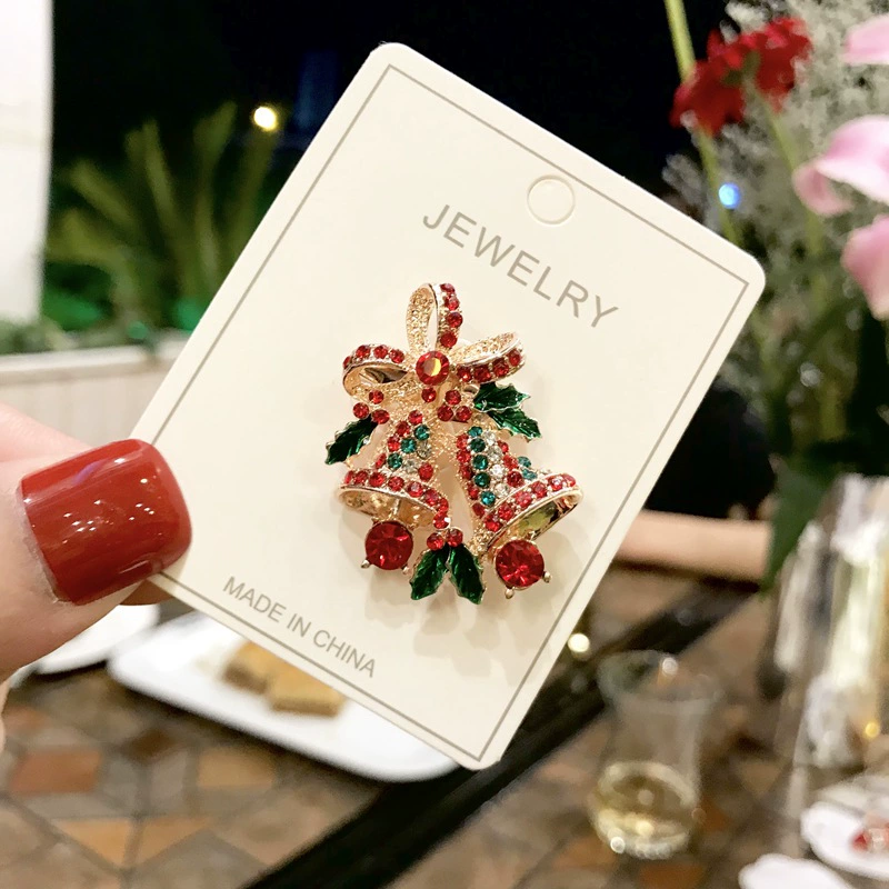 Brooch badge, cute cartoon Christmas design, elderly-friendly accessory, 9.7×6.5 cm