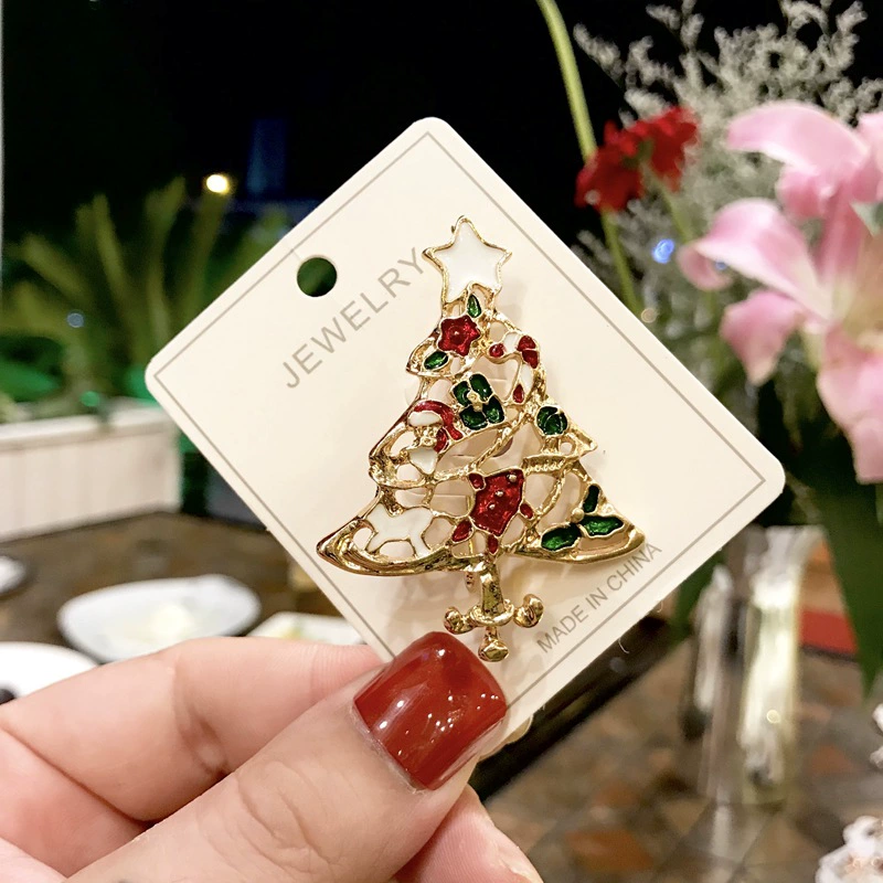 Brooch badge, cute cartoon Christmas design, elderly-friendly accessory, 9.7×6.5 cm