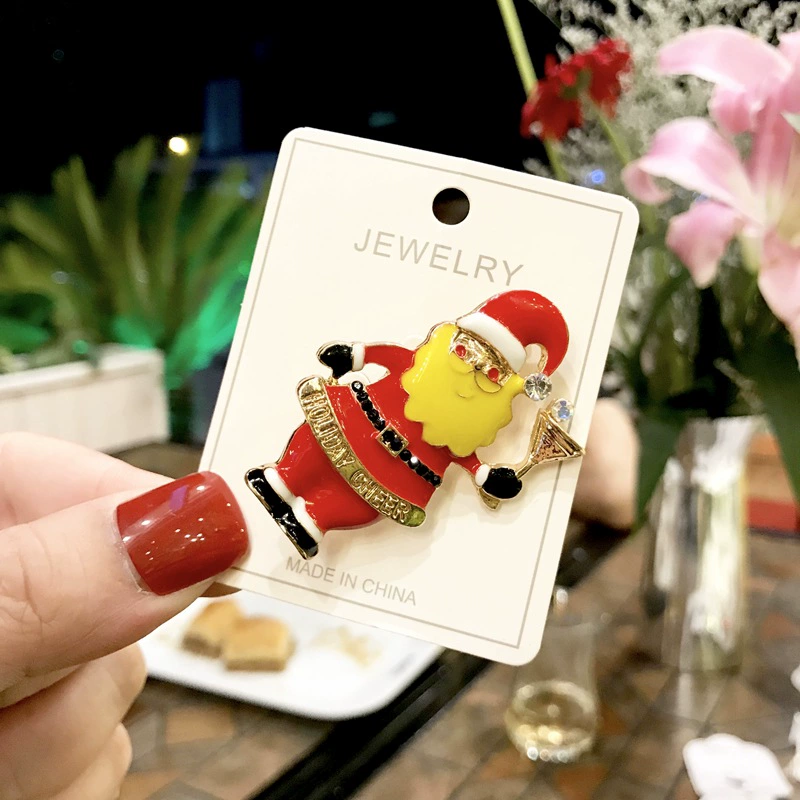 Brooch badge, cute cartoon Christmas design, elderly-friendly accessory, 9.7×6.5 cm