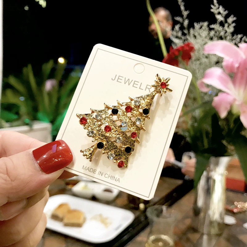 Brooch badge, cute cartoon Christmas design, elderly-friendly accessory, 9.7×6.5 cm