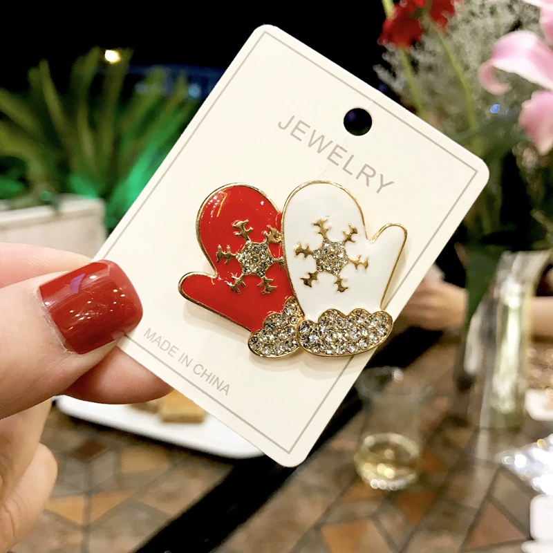 Brooch badge, cute cartoon Christmas design, elderly-friendly accessory, 9.7×6.5 cm