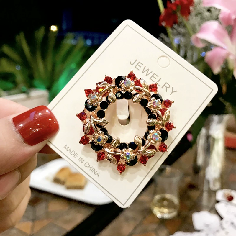 Brooch badge, cute cartoon Christmas design, elderly-friendly accessory, 9.7×6.5 cm