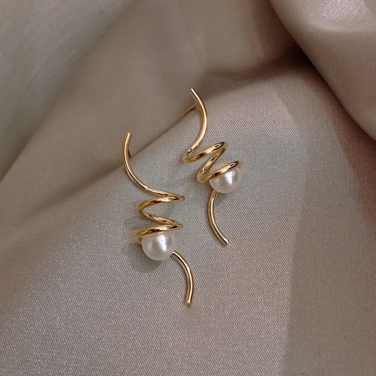 Universal fashionable elegant earrings from pearl