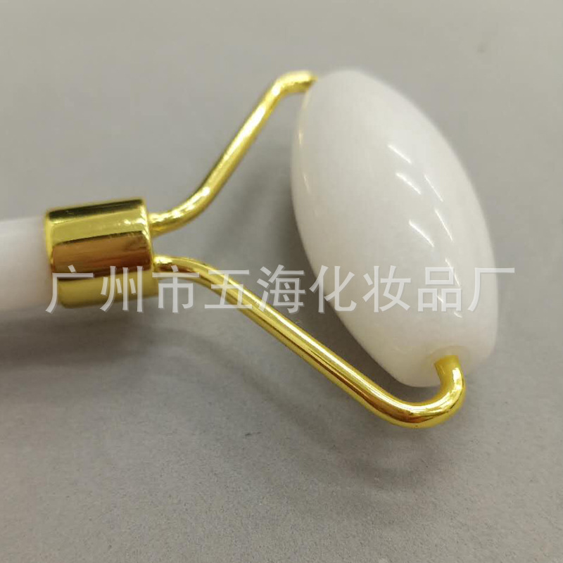 Venta directa de fábrica polvo de cristal en forma de corazón raspado Xiuyu Jade rodillo masajeador facial masaje de belleza en stock al por mayor