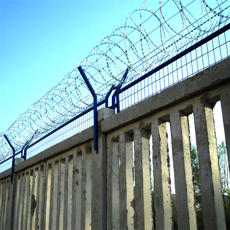 现货铁路防护栅栏加高网刺丝滚笼热镀锌刀片刺绳滚笼支架工厂自营