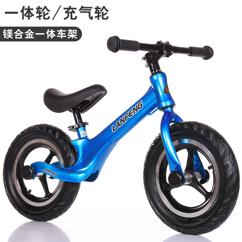 Fábrica al por mayor de los niños equilibrio coche inercia scooter de dos ruedas Walker bicicleta sin pedal