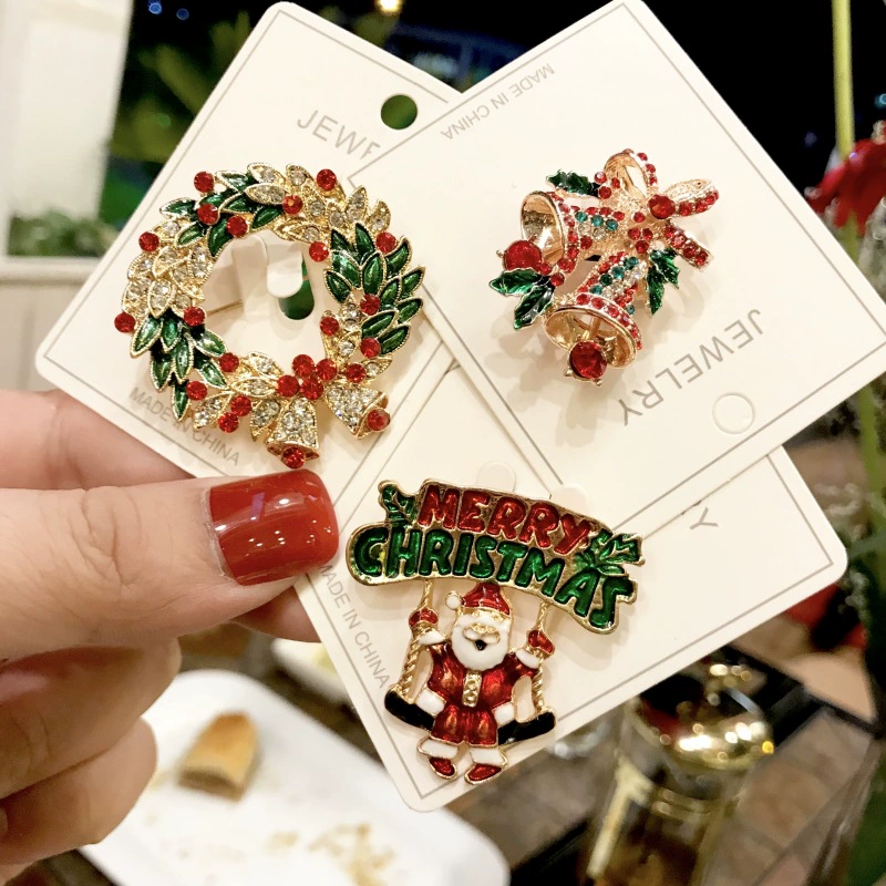 Brooch badge, cute cartoon Christmas design, elderly-friendly accessory, 9.7×6.5 cm