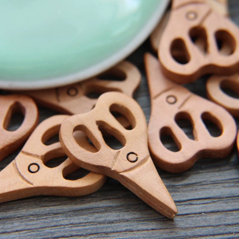Изрезанные изящные scissors, аксессуары, деревянные бусины
