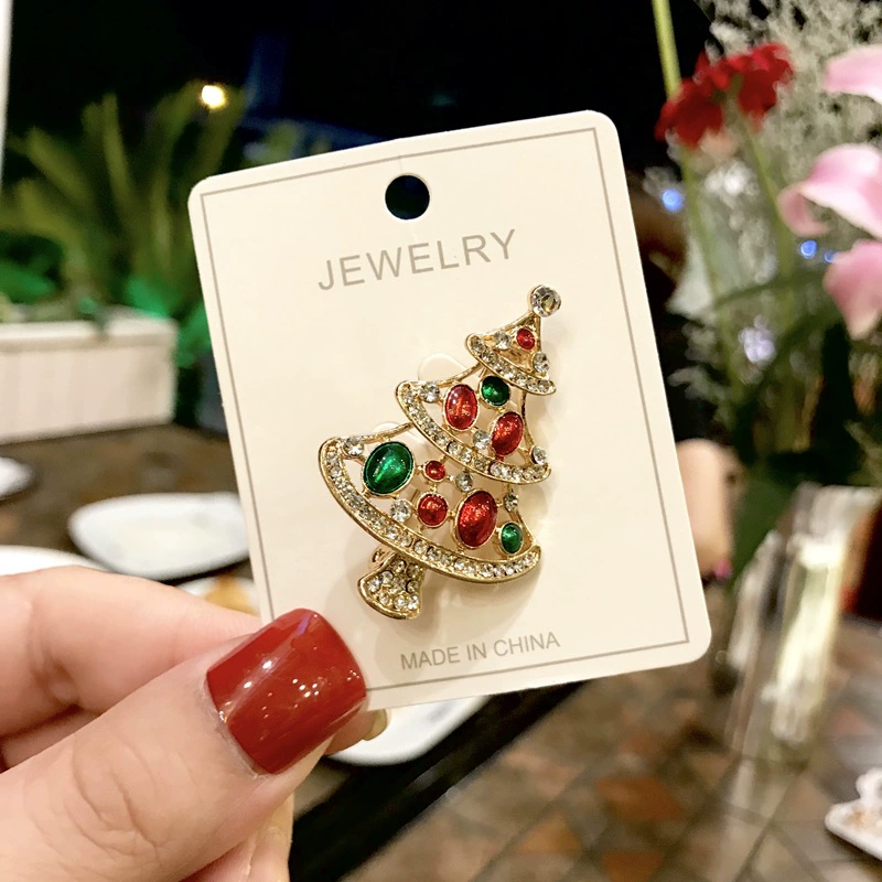 Brooch badge, cute cartoon Christmas design, elderly-friendly accessory, 9.7×6.5 cm