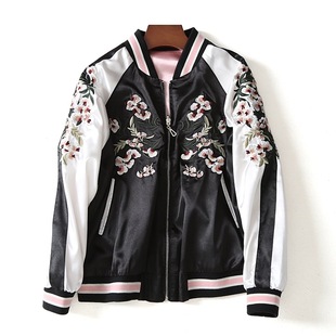 �W���L����Ů�b���e���洩����̽�ƴɫ���I�A�˰��������Ů