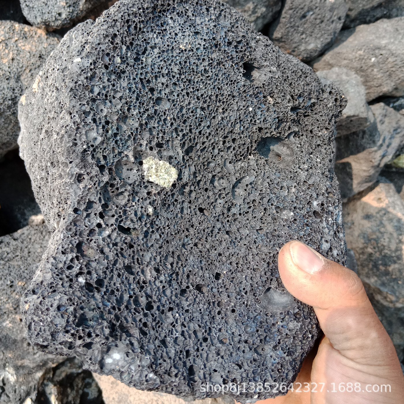 矿山直供黑火山石黑火山岩园林大块火山石鱼缸造景石 50斤一袋