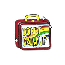 欧美跨境时尚新款 卡通“DON'T GROW UP”不要长大手提箱徽章胸针