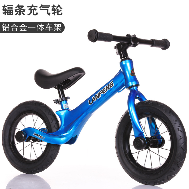 Fábrica al por mayor de los niños equilibrio coche inercia scooter de dos ruedas Walker bicicleta sin pedal