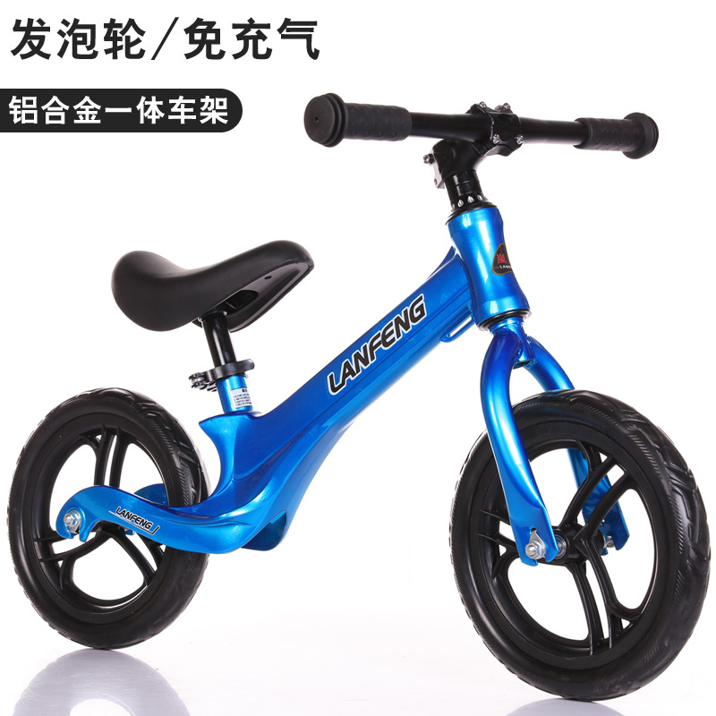 Fábrica al por mayor de los niños equilibrio coche inercia scooter de dos ruedas Walker bicicleta sin pedal