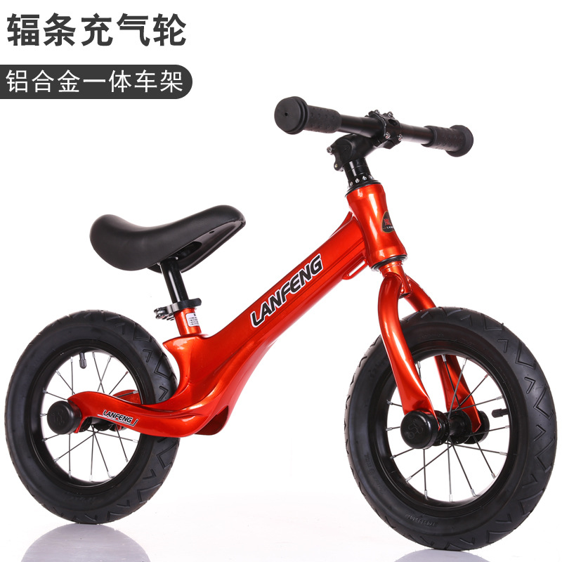 Fábrica al por mayor de los niños equilibrio coche inercia scooter de dos ruedas Walker bicicleta sin pedal