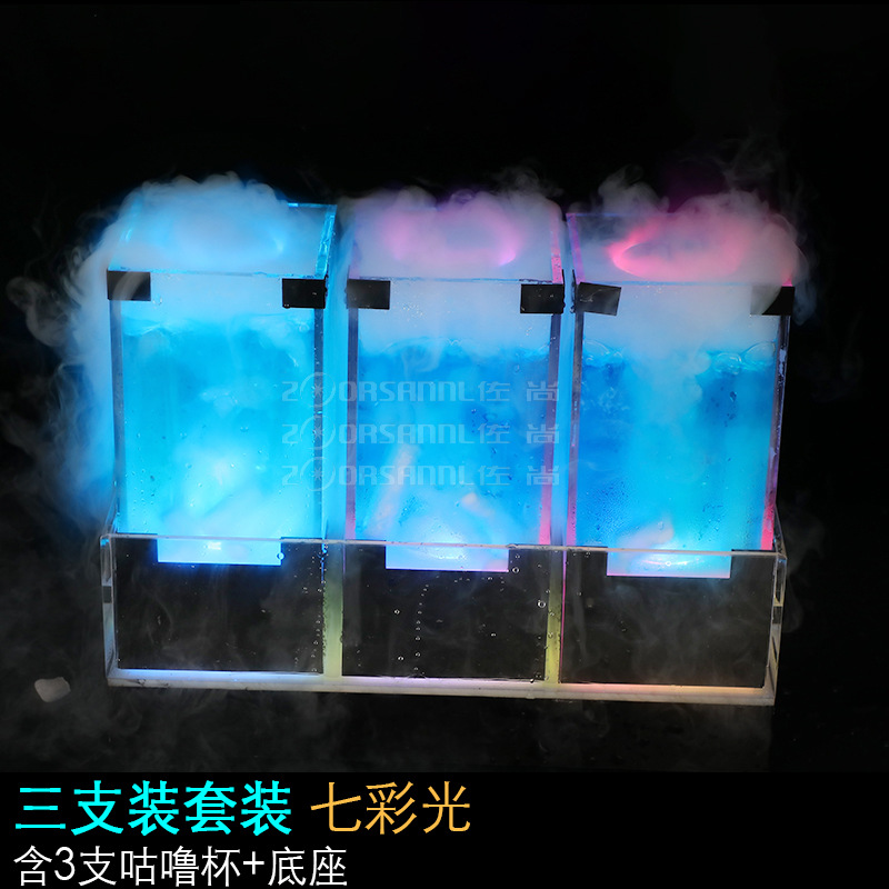 Tres traje (incluyendo base)