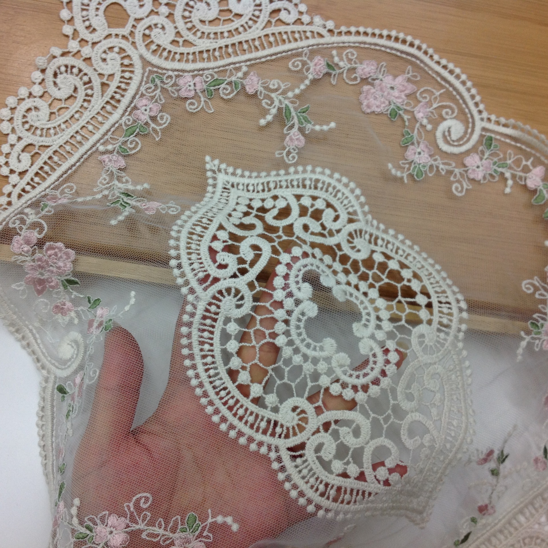 Encaje europeo montaña rusa en stock accesorios de tiro encaje bordado vintage a prueba de polvo cubierta de mesa de café toalla placemat muebles Decoración