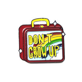 欧美跨境时尚新款 卡通“DON'T GROW UP”不要长大手提箱徽章胸针