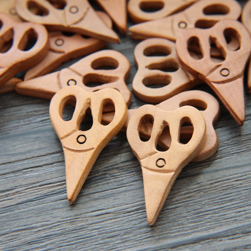 Изрезанные изящные scissors, аксессуары, деревянные бусины